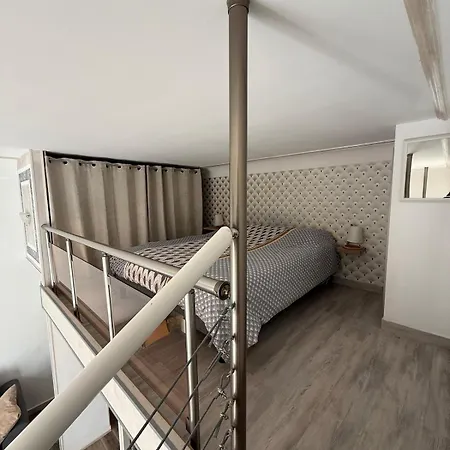 Mezzanine - Close To Beaches * Μεντόν