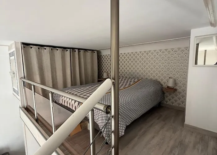 Mezzanine - Close To Beaches * Μεντόν