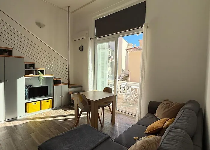 Mezzanine - Close To Beaches Μεντόν