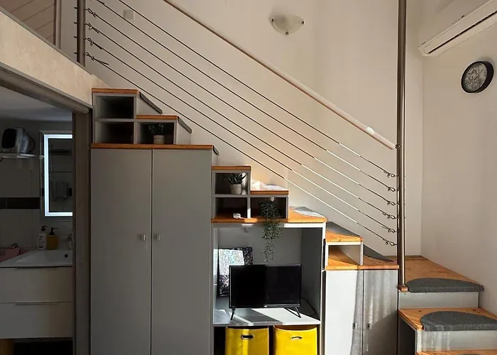 Mezzanine - Close To Beaches * Μεντόν