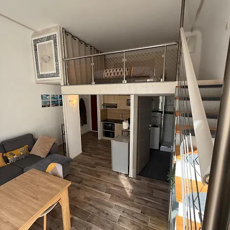 Mezzanine - Close To Beaches Apartment